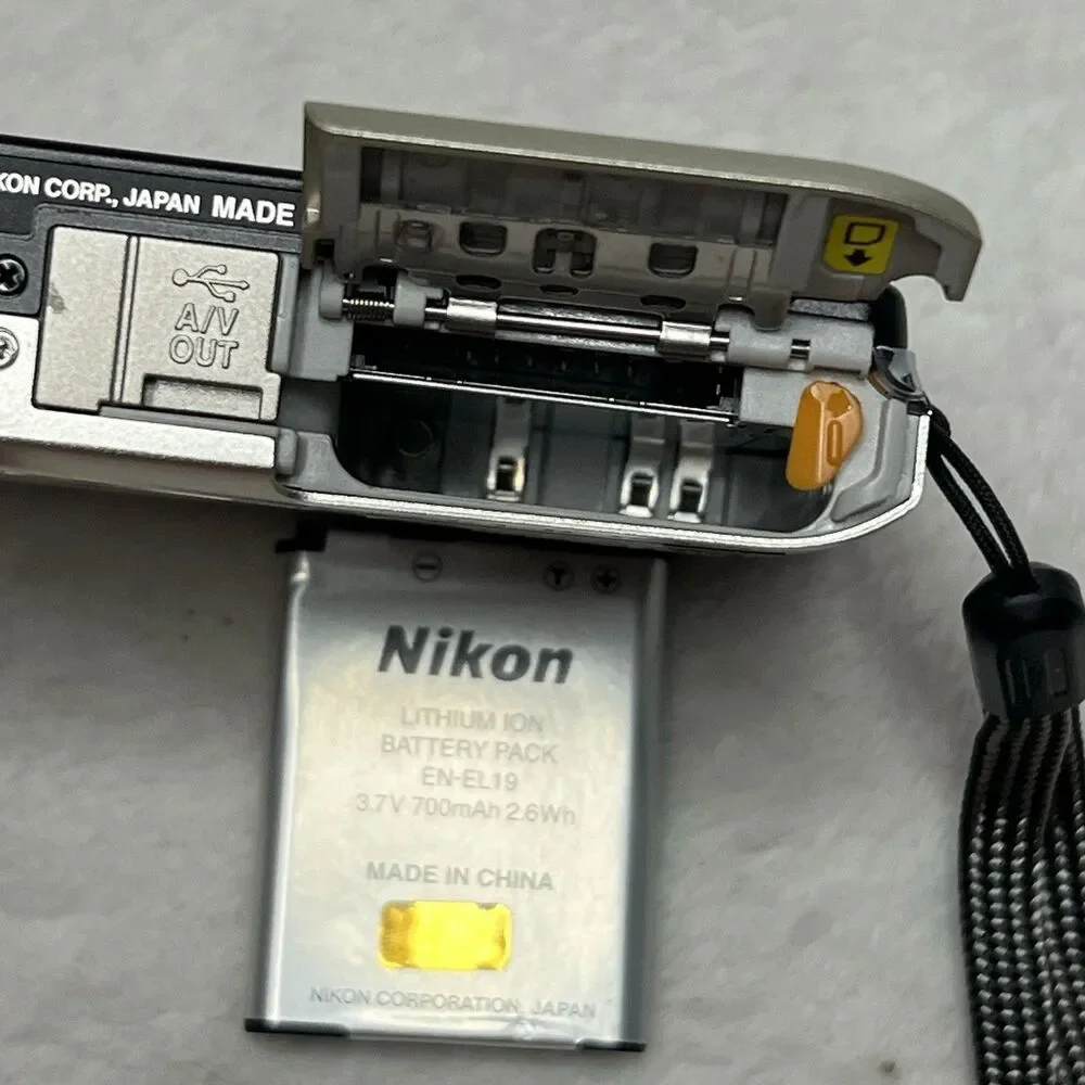 Nikon Coolpix S4300 16.0MP Compact Digital Camera Silver w/6x Zoom Case With Box